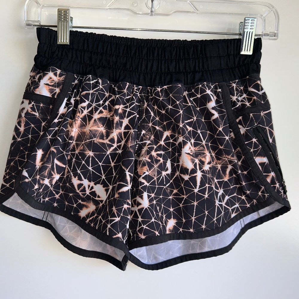 Lululemon Tracker Shorts Size 4 Black Star